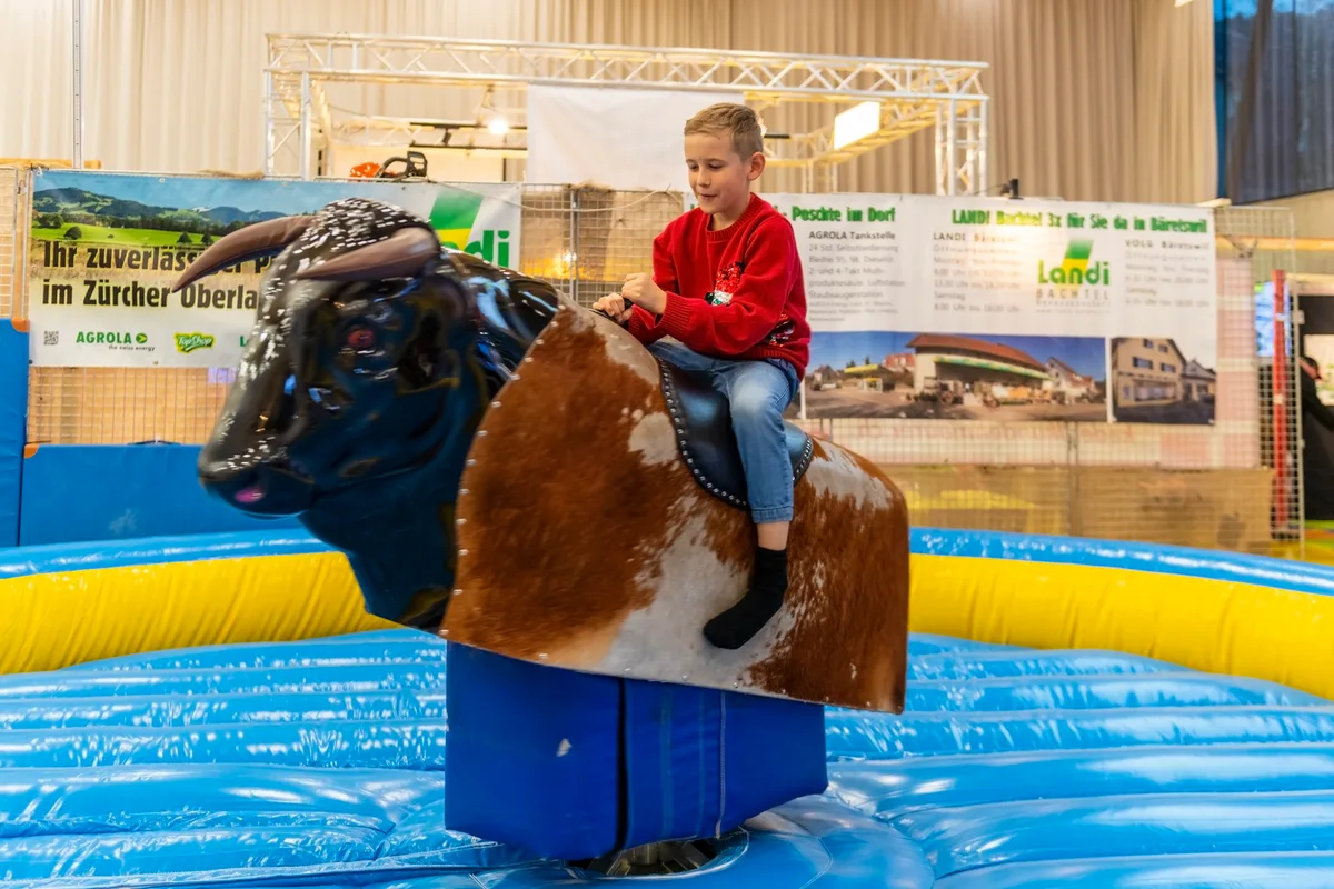 Das «Bull-Riding» hat nicht zwingend etwas mit dem örtlichen Gewerbe zu tun, doch auch die Kinder sollen Spass haben. (Archiv) Ein Junge sitzt auf einer Maschine.
